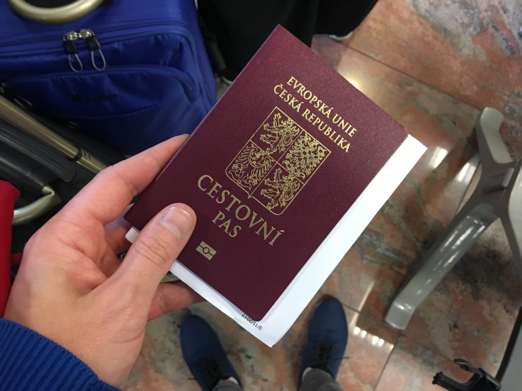 Boarding pass schovaný v cestovním pase, ať nevidím destinaci