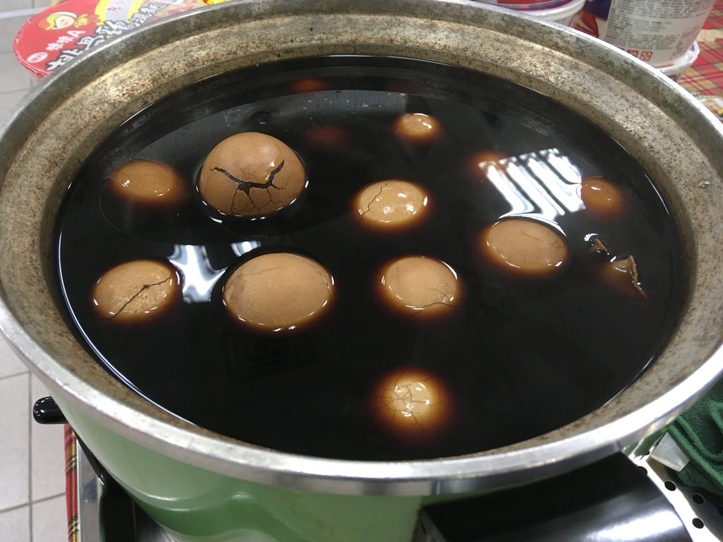 Vajíčka vařená v čaji