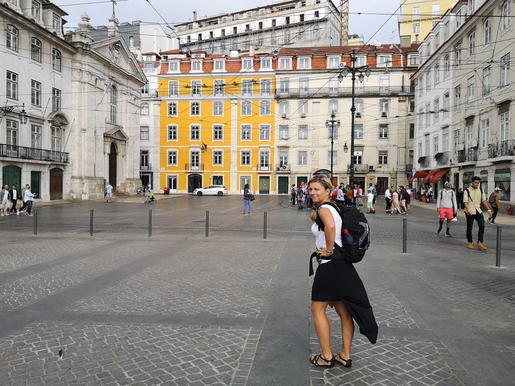 Vpředu krátká, vzadu douhá sukně v Lisabonu